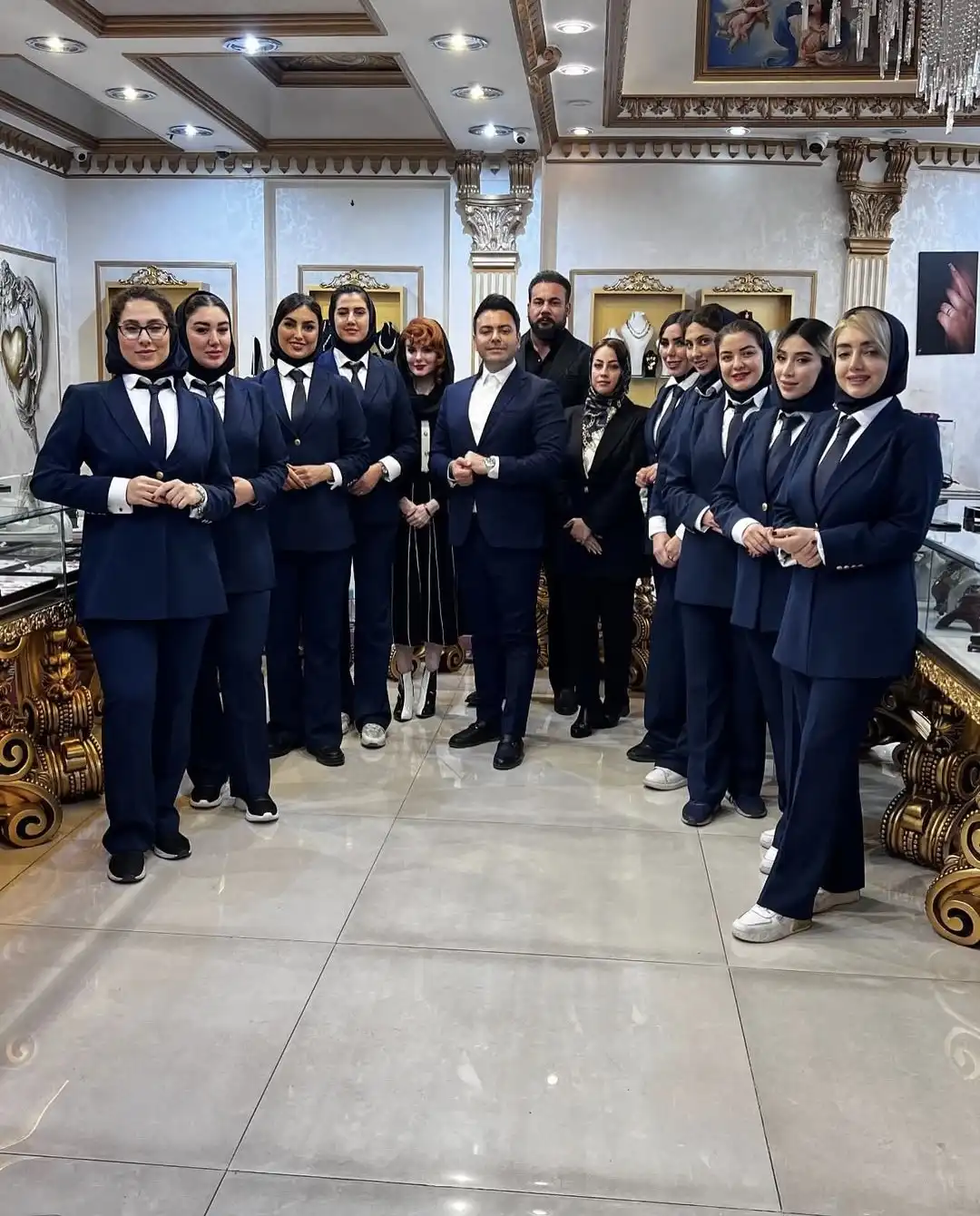 دکتر علی رنجبر در کنار همکاران